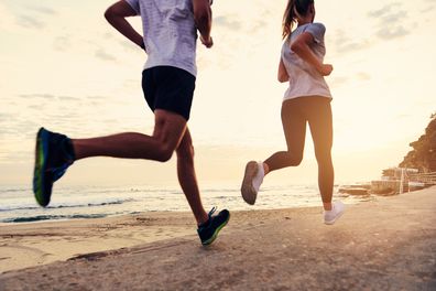 Leute, die laufen, Paar trainieren, am Strand joggen