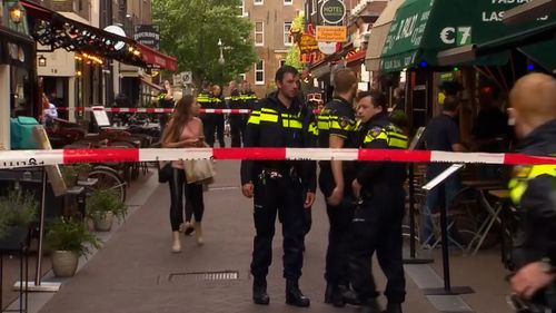 A local newspaper, Het Parool, reported witness accounts saying de Vries had been shot in the head.
