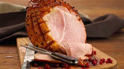 Click through for our&nbsp;<a href="http://kitchen.nine.com.au/2016/05/05/11/28/apple-ciderglazed-christmas-ham" target="_top">Apple cider-glazed Christmas ham</a>&nbsp;recipe