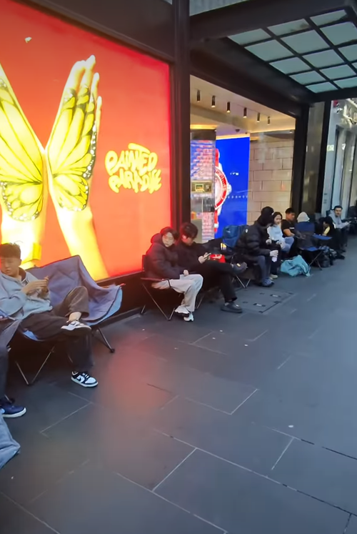 Linhas na Pitt Street em frente à Swatch Store