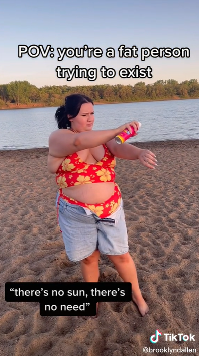 US body-positive influencer horribly laughed at and fat-shamed at the beach.
