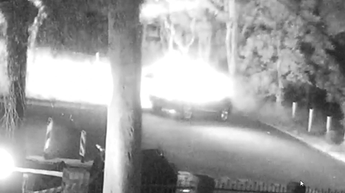 L'Audi è stata successivamente data alle fiamme, mentre altre due auto sono state trovate bruciate in diverse località della parte occidentale di Sydney.