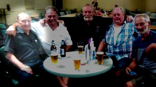 Ray Padgett, 84 ans, était ramené du Cowra Bowling Club avec sa fille dans un minibus Toyota HiAce lorsqu'il est entré en collision avec une Kia Sorrento sur Fitzroy Avenue, dans la ville du centre-ouest de la Nouvelle-Galles du Sud.