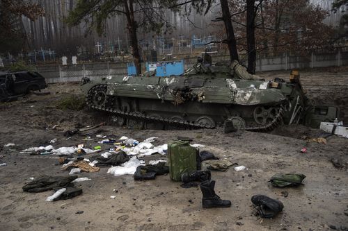Sprzęt wojskowy pozostawiony przez rosyjskich żołnierzy jest widziany podczas kampanii wojskowej mającej na celu poszukiwanie ewentualnych pozostałości wojsk rosyjskich po wycofaniu się z wiosek na obrzeżach Kijowa na Ukrainie, piątek, 1 kwietnia 2022 r. (AP Photo/Rodrigo Abd)