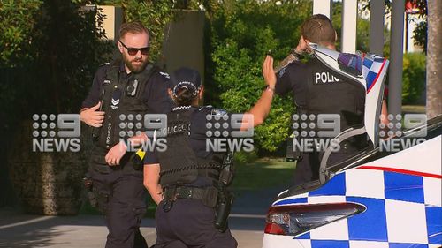 La police du Queensland est arrivée sur Newmarket Road pour trouver le corps d'un homme qui avait été poignardé à mort.