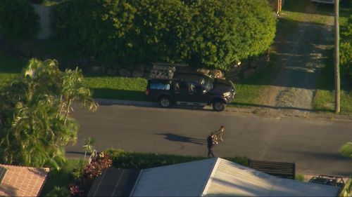 Caccia all'uomo nella periferia di Brisbane per un uomo a torso nudo accusato di aver speronato un'auto della polizia