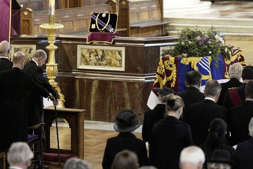 O duque de Kent, terceiro à esquerda, chega como o caixão da duquesa de Kent está durante o serviço de massa do Requiem 