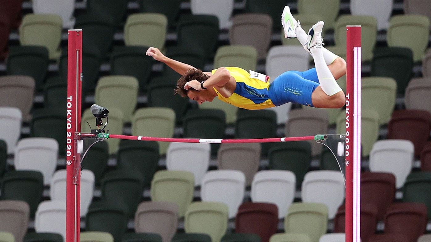 Swedish superstar stuns on the pole vault