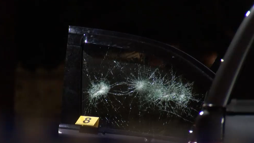 Buracos de bala eram visíveis em outro veículo na cena do crime.