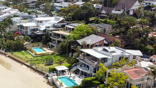 Fewer Aussies are getting mortgages as interest rates continue to rise, new figures show.