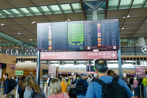 As pessoas no aeroporto de Ber como ataque cibernético causaram atrasos, em Berlim, Alemanha, sábado, 20 de setembro de 2025. (Carsten Koall/DPA via AP)