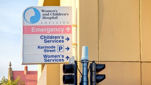 North Adelaide, Sul da Austrália - 7 de setembro de 2020: Placa do Hospital Feminino e Infantil vista na rua Kermode em um dia
