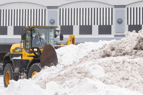 A neve é ​​​​removida de um estacionamento em Grandville, Michigan, na segunda-feira, 29 de dezembro de 2025. (Joel Bissell /MLive.com via AP)