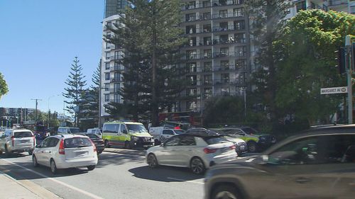 Una donna anziana è stata trovata morta ed è stata dichiarata una scena del crimine dopo un incendio sulla Gold Coast. L'incendio è scoppiato in un complesso sulla Surf Parade a Broadbeach intorno alle 11 di oggi.