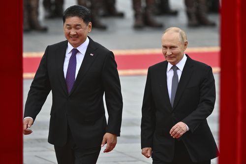 Russian President Vladimir Putin, right; Mongolian President Ukhnaagiin Khurelsukh, left