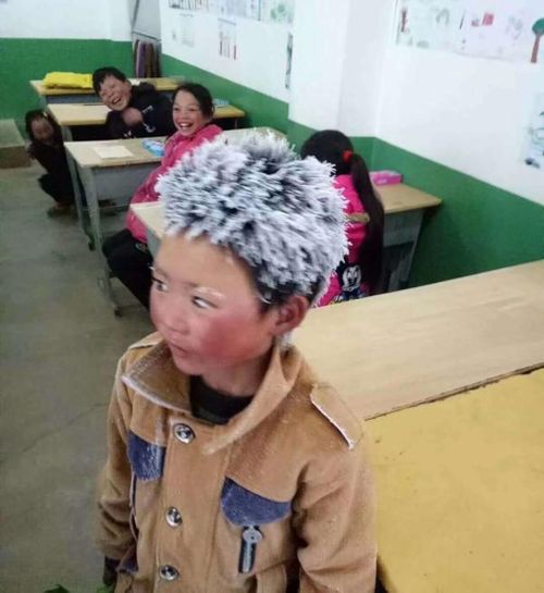 Xinjie resident "Little Wang" was left covered in frost after a 4.5km walk from his home to his school. (China News Service)