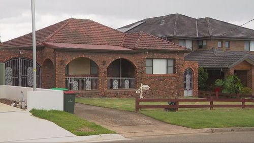 Vizinhos contataram a polícia depois de ouvirem comoção em uma casa em North Ryde, em Sydney, por volta das 5h de ontem.