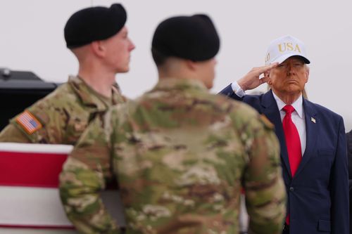 Il presidente Donald Trump saluta mentre una squadra di trasporto dell'esercito sposta la custodia di trasferimento ricoperta di bandiera contenente i resti del sergente della riserva dell'esercito americano. Declan Coady, 20 anni.