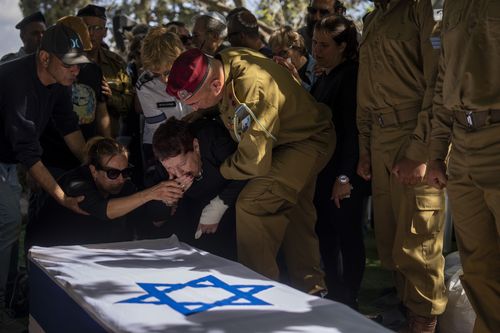 Семья израильского солдата сержанта Рива Харуша скорбит во время его похорон в Рамат-Давиде, Израиль, воскресенье, 7 апреля 2024 года. 20-летний Харуш погиб во время наземной операции Израиля в секторе Газа.  (AP Photo/Ариэль Шалит)