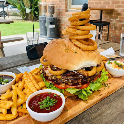 Kitchener Hotel 5kg burger challenge