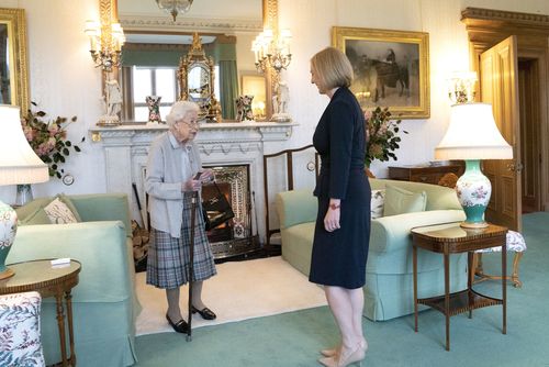La regina Elisabetta saluta la neoeletta leader del Partito conservatore Liz Truss al suo arrivo al castello di Balmoral per un'udienza in cui sarà invitata a diventare primo ministro e formare un nuovo governo il 6 settembre 2022 ad Aberdeen, in Scozia.  