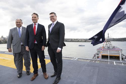 Le secrétaire américain à la Marine, Carlos Del Toro, le vice-premier ministre Richard Marles et le ministre de l'industrie de la défense, Pat Conway, lors du lancement de l'exercice militaire bilatéral, Talisman Sabre, sur le HMAS Canberra sur Garden Island, Sydney.  21 juillet 2023 Photo : Janie Barrett