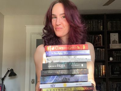 Jaimee Johnson, the romantasy fan behind the Instagram book account @thtgrlreads.