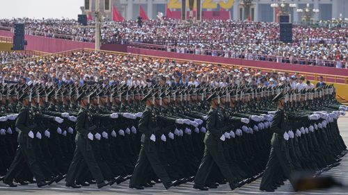 Askeri personel, Tiananmen Kapısı önünde düzenlenen askeri geçitte yer alıyor.