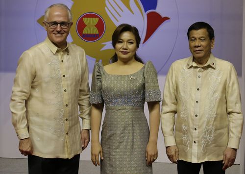 Phillippines President Rodrigo Duterte and his partner Cielito Avancena pose with Mr Turnbull. (AAP)