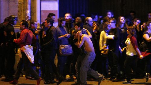 Paris bands together in face of terror and opens doors to people stranded on the street with hashtag #PorteOuverte
