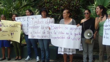 Women protest for access to a therapeutic abortion for a woman in El Salvador, April 2013. (AAP)
