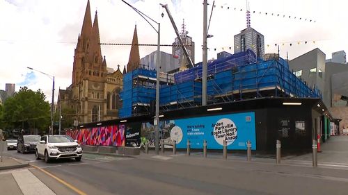 Falta apenas um ano para a entrada da estação Flinders Street na Federation Square.﻿