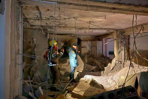 Prédio de apartamentos atingido por um drone ucraniano em Krasnogorsk, nos arredores de Moscou, Rússia