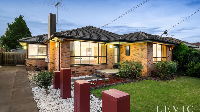 Julia Gillard's former Melbourne home fetches $1.2 million at auction