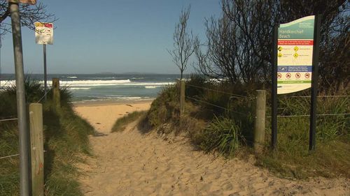 An off-duty police officer aged in his 40s has drowned after trying to save a child from a rip on a beach south of Sydney.