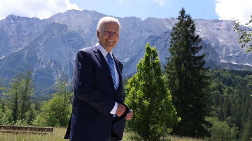 Garmisch-Partenkirchen, Niemcy – 26 czerwca: Prezydent USA Joe Biden uczestniczył w pierwszym dniu trzydniowego szczytu G7 w Schloss Elmau 26 czerwca 2022 r. w pobliżu Garmisch-Partenkirchen w Niemczech.  Liderzy G7 formalnie spotykają się pod hasłem: "Postęp w kierunku sprawiedliwego świata" Omówione zostaną kwestie globalne, w tym wojna, zmiany klimatyczne, głód, ubóstwo i zdrowie.  Przyćmieniem tegorocznego szczytu jest trwająca wojna rosyjska na Ukrainie.  (Zdjęcie: Sean Gallup - Paul