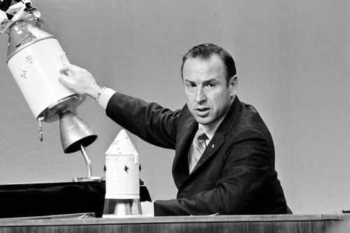 Apollo 13 James A. Lovell fala por entrevista coletiva televisionada no Convenience Space Center em Houston, Texas, 21 de abril de 1970, demonstrando o local para resolver a explosão pequena no tablet. 