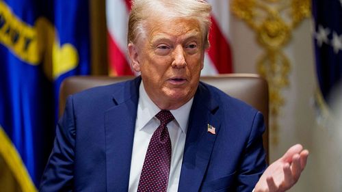 O presidente dos EUA, Donald Trump, durante uma reunião de gabinete na Casa Branca em Washington, DC, EUA, na terça -feira, 26 de agosto de 2025. Trump disse que estava preparado para uma luta legal com a governadora do Federal Reserve Lisa Cook depois que ele se mudou para que ela a demitisse de seu cargo após alegações de que ela falsificou documentos hipotecários. Fotógrafo: Aaron Schwartz/CNP/Bloomberg