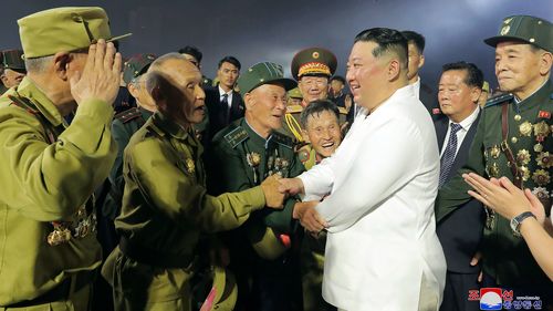 Il leader nordcoreano Kim Jong Un stringe la mano ai veterani di guerra