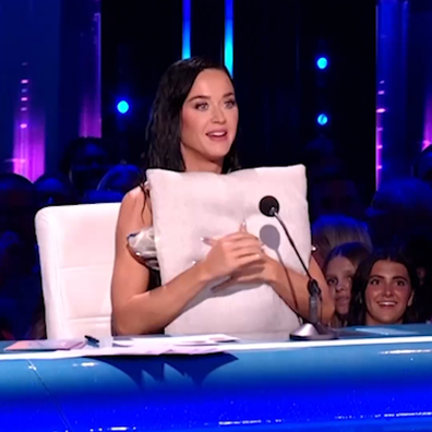Katy Perry experiences wardrobe glitch on American Idol