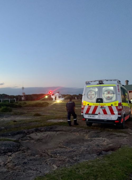 Cinq équipages et l'hélicoptère de sauvetage de l'ambulance à péage ont été dépêchés sur les lieux.