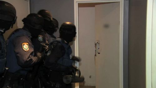 Police about to storm the front door. (9NEWS)