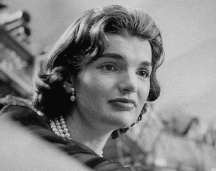 Jacqueline Nude - The true story behind Jackie Kennedy's nude photos printed in Hustler  magazine - 9Honey
