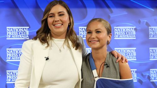 Brittany Higgins (à gauche) et Grace Tame se sont adressées au National Press Club en février de l'année dernière, le discours étant diffusé sur ABC.