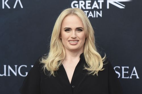 Rebel Wilson arriva alla première di 