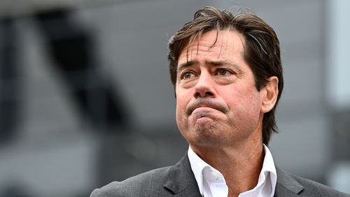 MELBOURNE, AUSTRALIA - 28 FEBBRAIO: Gillon McLachlan, CEO dell'AFL, parla ai media durante una conferenza stampa al Marvel Stadium il 28 febbraio 2022 a Melbourne, Australia. (Foto di Quinn Rooney/Getty Images)