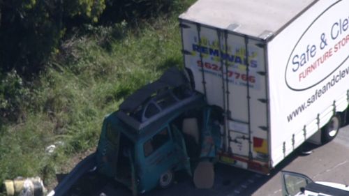 One dead, one critical after truck and van collide on M1 north of Sydney