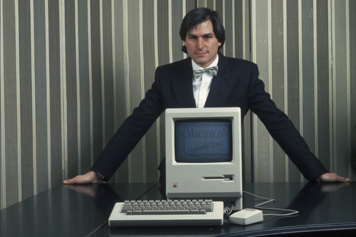 O Apple II, depois o IIe e mais, tornou-se a base para os negócios da Apple, tornando Steve Jobs um dos homens mais ricos do mundo. Mas Jobs tinha outras coisas em mente. O Macintosh traria uma revolução mais uma vez, a simples ideia de 