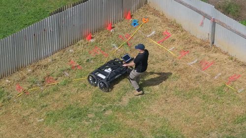 A polícia que procura uma casa em Port Lincoln após o desaparecimento de Susan Goodwin em 2002.