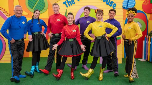 A formação moderna dos Wiggles, incluindo Anthony Field (à esquerda) e a primeira mulher negra no elenco principal, Tsehay Hawkins (à direita).